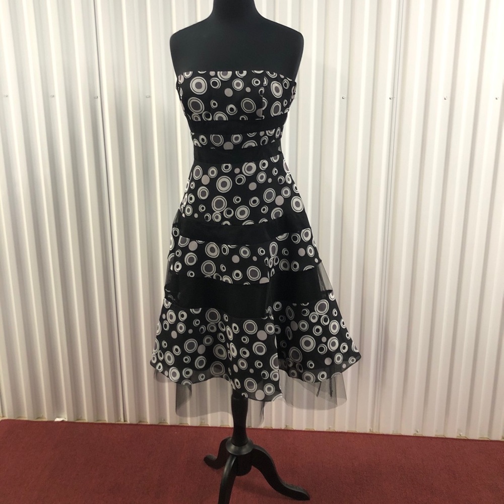 Pamella Roland Elegant Strapless Fit & Flare Silhouette. Preloved - Picture 2 of 10